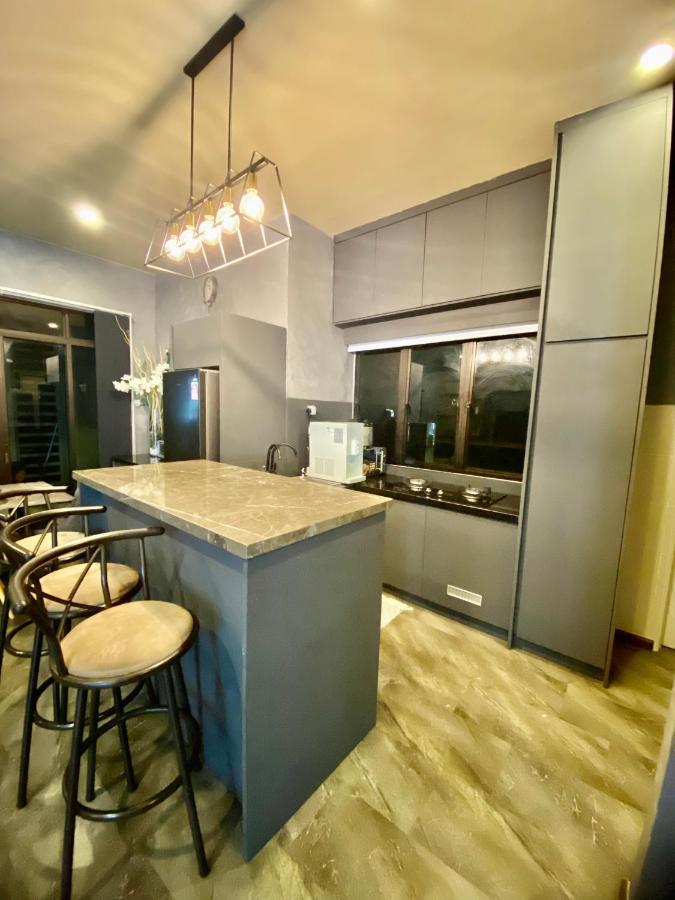 Faizal Madhi Homestay Kuching Exterior photo